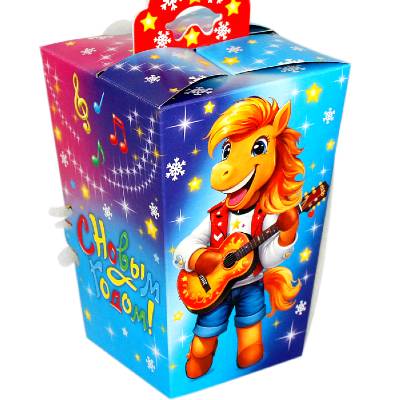 Сладкий новогодний подарок в картонной упаковке весом 600 грамм